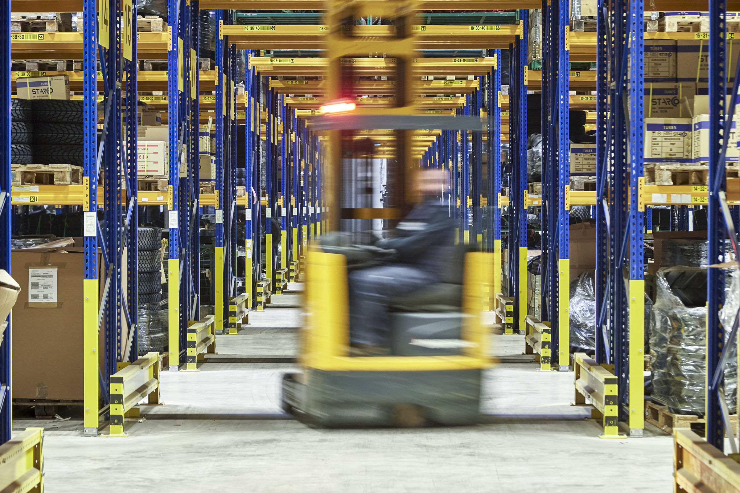 Ein Gabelstapler fährt zwischen den Gängen des KENDA-Lagers in Winsen, Deutschland.